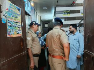 आपराधिक तत्वों के पेंच कसने के लिए एसएसपी नवनीत सिंह के निर्देश पर सड़कों/ गलियों में पहुंची पुलिस