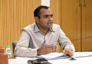 जनपद की सभी सड़कों को गड्ढामुक्त बनाने के लिए जिलाधिकारी ने दिए सख्त निर्देश