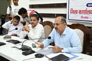 जनपदवासियों की समस्याओं को त्वरित निस्तारण के उदेश्य से जिलाधिकारी मयूर दीक्षित के निर्देशन में मुख्य विकास अधिकारी डॉ ललित नारायण मिश्र की अध्यक्षता में आयोजित किया गया जन सुनवाई कार्यक्रम