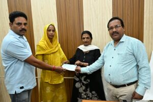 पत्रकार कल्याण कोष से मृतक पत्रकार के आश्रित को 5 लाख के आर्थिक सहायता का चेक किया प्रदान