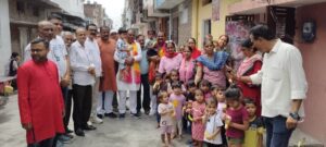 धामी के जन्मदिन पर मंदिर में हवन-पूजन, आंगनबाड़ी केंद्रों पर बच्चों को बांटे फल