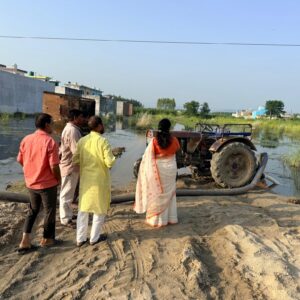 जिलाधिकारी मयूर दीक्षित के निर्देशन में सुमन नगर, बहादराबाद में जलभराव की समस्या के समाधान हेतु संयुक्त निरीक्षण