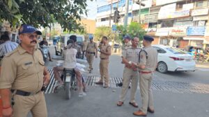 वाहनों पर लगी नाम पट्टिकाओं के विरुद्ध ज्वालापुर पुलिस की कार्रवाई