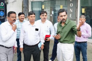सीएम हेल्पलाइन की फोर्स क्लोज शिकायत की डीएम ने मौके पर पहुंचकर जांची हकीकत
