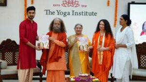 योग परंपरा, गुरु-शिष्य परंपरा और सेवा के पावन भाव को आगे बढ़ाने की दिशा में द योग इंस्टीट्यूट, मुंबई में अत्यंत प्रेरणादायी एवं भावपूर्ण संध्या का आयोजन