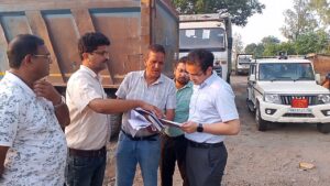 काशीपुर-रामपुर राष्ट्रीय राजमार्ग के गड्ढा मुक्त कार्यों का सीडीओ ने किया निरीक्षण,गुणवत्ता परखने के लिए एकत्र कराए नमूने