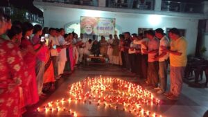 खटीमा में ‘आशीर्वाद का दीया’ जलाकर पीएम मोदी के दीर्घायु की कामना, कैबिनेट मंत्री राम सिंह कैड़ा ने लिया सीएम की माताजी का आशीर्वाद