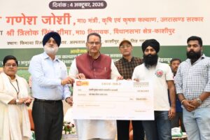 काशीपुर में एरोमा पार्क का स्थलीय निरीक्षण करते कृषि मंत्री गणेश जोशी