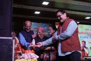 कुंजापुरी मेला: नेगी दा के सुरों और दीक्षा बडोनी के धमाकेदार डांस से नरेंद्रनगर में बंधा समां