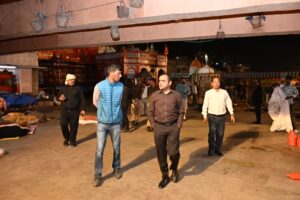 आगामी कुंभ मेले के दृष्टिगत रात्रि के समय चल रहे निर्माण कार्यों पेंटिंग एवं घाटों का सौंदर्यीकरण कार्यों का जायजा लेने देर रात्रि धरातल पर पहुंचे जिलाधिकारी