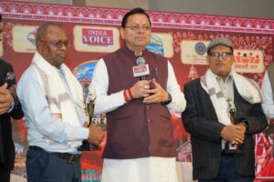 मुख्यमंत्री धामी ने अपने शिक्षकों के चरण स्पर्श कर लिया आशीर्वाद, वर्षों बाद गुरु-शिष्य के मिलन का भावुक क्षण बना यादगार