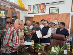 विजयपुर गांव के ग्रामीणों ने सांसद अजय भट्ट से की मुलाकात, वन मार्ग निर्माण का उठाया मामला