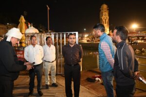 आगामी कुंभ मेले के दृष्टिगत रात्रि के समय चल रहे निर्माण कार्यों पेंटिंग एवं घाटों का सौंदर्यीकरण कार्यों का जायजा लेने देर रात्रि धरातल पर पहुंचे जिलाधिकारी मयूर दीक्षित