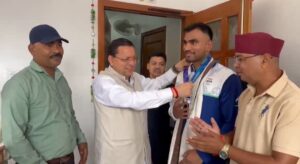 एशियन गेम्स में कांस्य पदक जीतने वाले बॉक्सर कपिल पोखरिया ने मुख्यमंत्री धामी से की भेंट