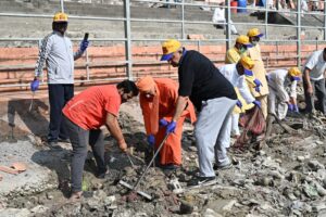 प्रेमनगर आश्रम के स्वयंसेवक उतरे स्वच्छता अभियान में, बंद गंगा से हटाया सैकड़ो क्विंटल कूड़ा