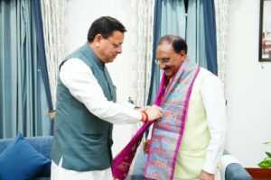 मुख्यमंत्री श्री पुष्कर सिंह धामी से पूर्व केंद्रीय मंत्री डॉ. रमेश पोखरियाल ‘निशंक’ ने की शिष्टाचार भेंट