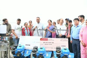 सुवाखोली में सेवा संकल्प अभियान के तहत कृषक रथ को हरी झंडी दिखाकर रवाना करते कृषि मंत्री गणेश जोशी